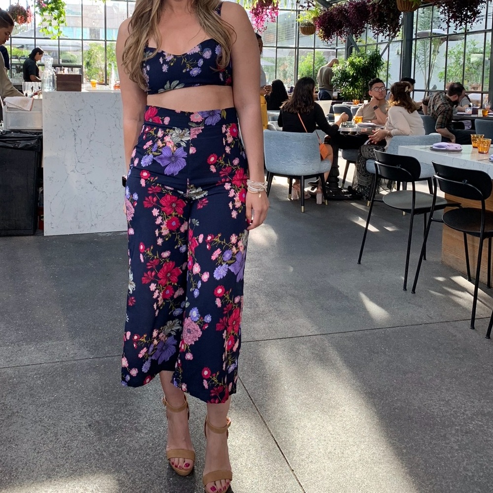 Floral two piece crop top and pant set - Picture 2 of 6